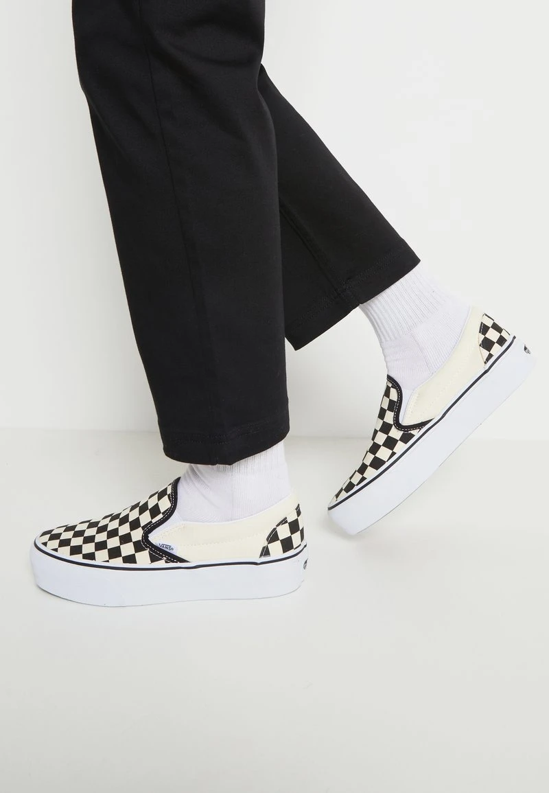 Vans UA CLASSIC SLIP-ON PLATFORM - Slipper - Black/white 1 Vans UA CLASSIC SLIP-ON PLATFORM - Slipper - Black/white