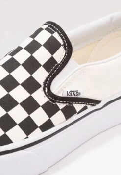 Vans UA CLASSIC SLIP-ON PLATFORM - Slipper - Black/white 10 Vans UA CLASSIC SLIP-ON PLATFORM - Slipper - Black/white -Schickes Schuh Geschäft 5baf7f7b02c14af0b988454dd0695cb1