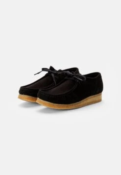 Clarks Originals WALLABEE - Sportlicher Schnürer - Black Vegan 10 Clarks Originals WALLABEE - Sportlicher Schnürer - Black Vegan -Schickes Schuh Geschäft 788ba306fbe34bc883559b1d0b65b969
