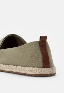 Pier One RENA ESPADRILLE UNISEX - Espadrille - Olive -Schickes Schuh Geschäft 8b1ef3dce9d344a08d816af96a53324d