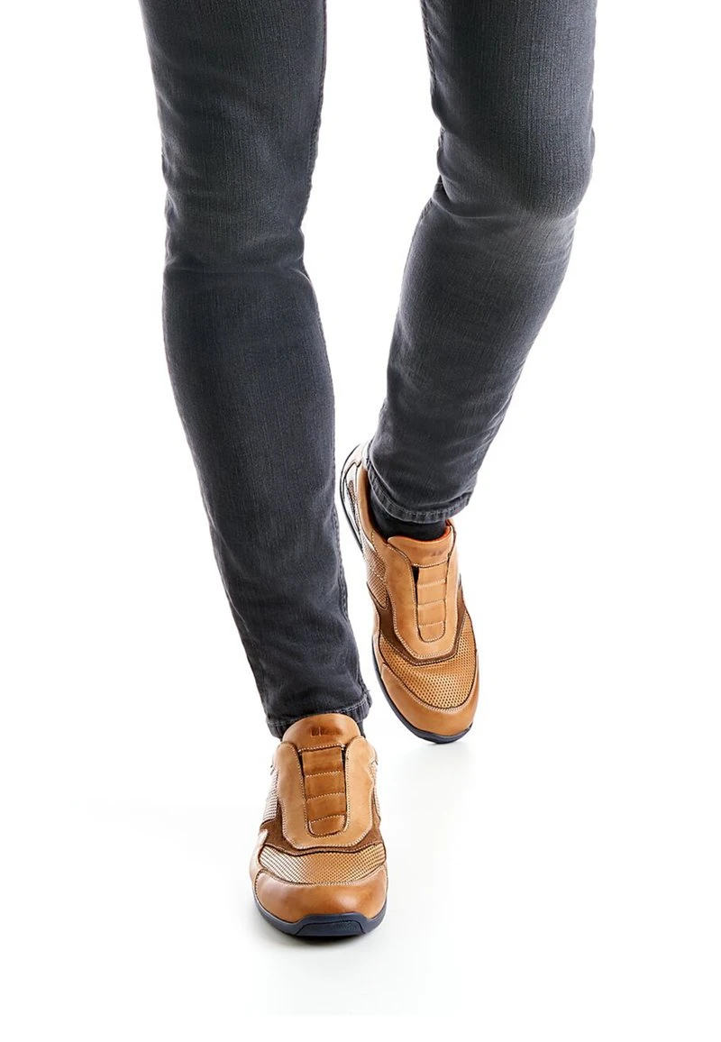 Lloyd BANFIELD - Slipper - Braun 1 Lloyd BANFIELD - Slipper - Braun