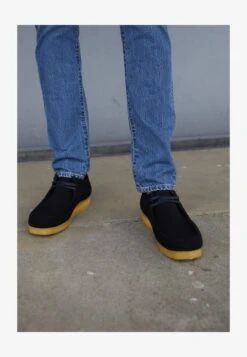Clarks Originals WALLABEE - Sportlicher Schnürer - Black Vegan 8 Clarks Originals WALLABEE - Sportlicher Schnürer - Black Vegan -Schickes Schuh Geschäft eff8b1b477bc48f98b3fe5041f06f615