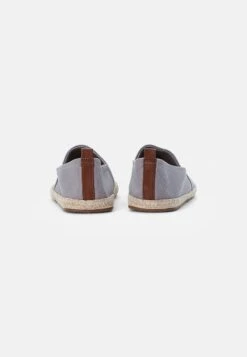 Pier One RENA ESPADRILLE UNISEX - Espadrille - Light Grey -Schickes Schuh Geschäft fe23b761b30844ac92e7eccfef327beb
